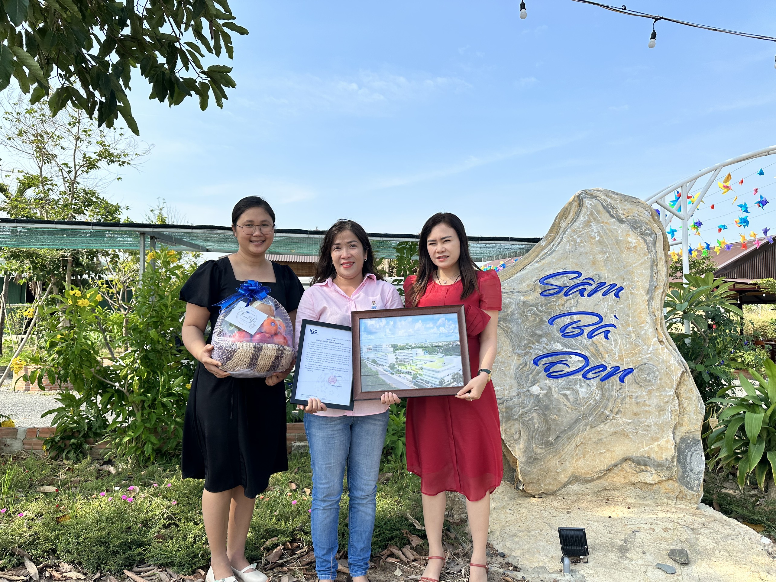 Đoàn IGC trao quà cảm ơn Bà Đen Farm